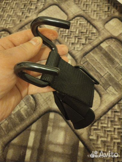 Крюки на запястье для турника