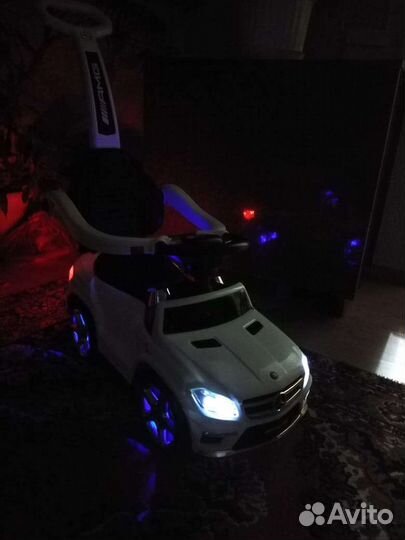 Машинка каталка толокар с ручкой