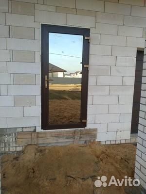 Пластиковая дверь со стеклом