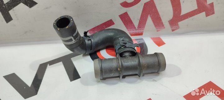 Патрубок системы охлаждения Volkswagen Passat 3C5