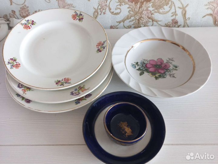 Посуда: тарелки, сковородки, сотейник, ложки-вилки