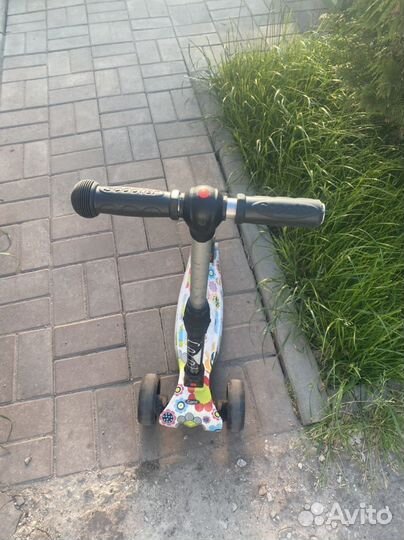 Самокат трехколесный