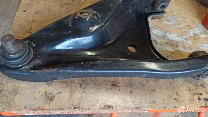 Передний правый рычаг Лада largus
