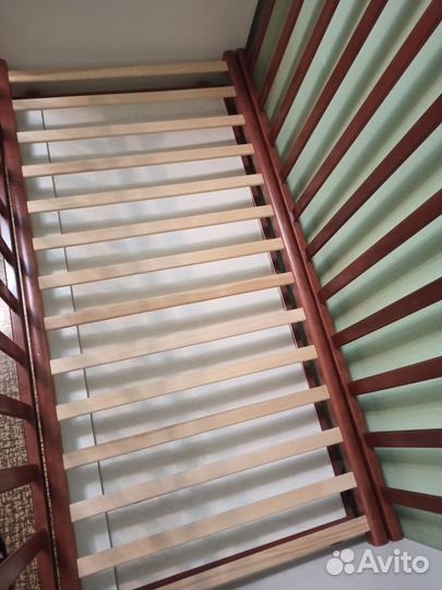 Детская кроватка с маятником и ящиком