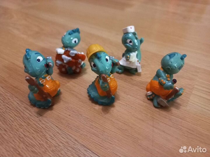 Коллекция из киндер сюрприза динозаврики