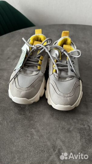 Кроссовки женские