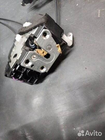 Замок двери прав. перед. nissan march