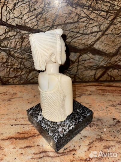 Бюст красивой африканки. Бивень