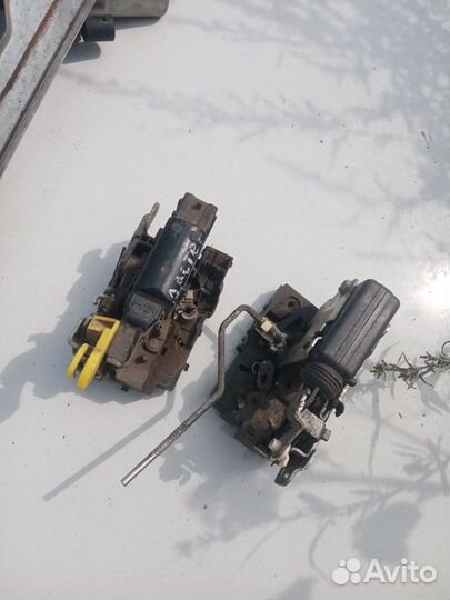 Замок задней двери Renault sandero 1