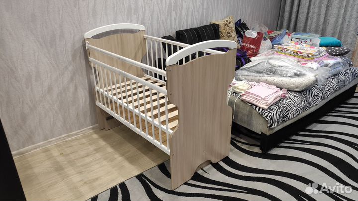 Детская кровать с маятником и ящиком