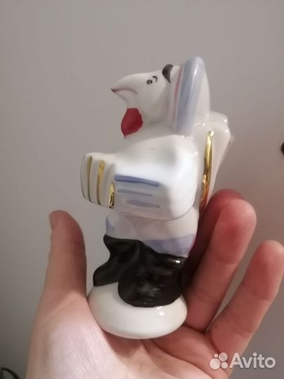 Фарфоровая статуэтка