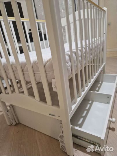 Детская кроватка с поперечным маятником