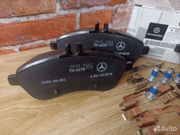 Тормозные колодки Mercedes A 0074205520 (передние)