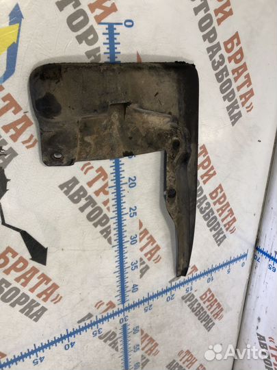 Шкода Фабия Передний брызговик Лев