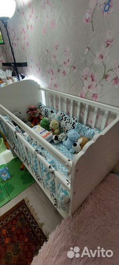 Детская кроватка с маятником