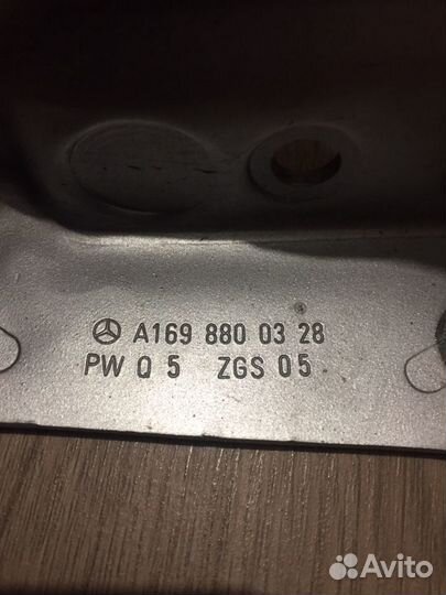 Левая петля капота мерседес w245