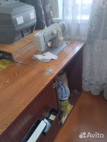Швейная машина Чайка 142