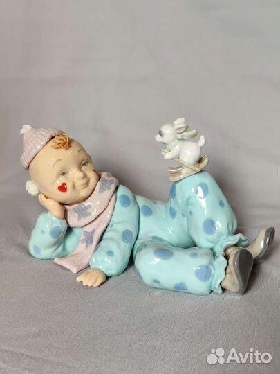 Фарфоровая статуэтка клоун с кроликом