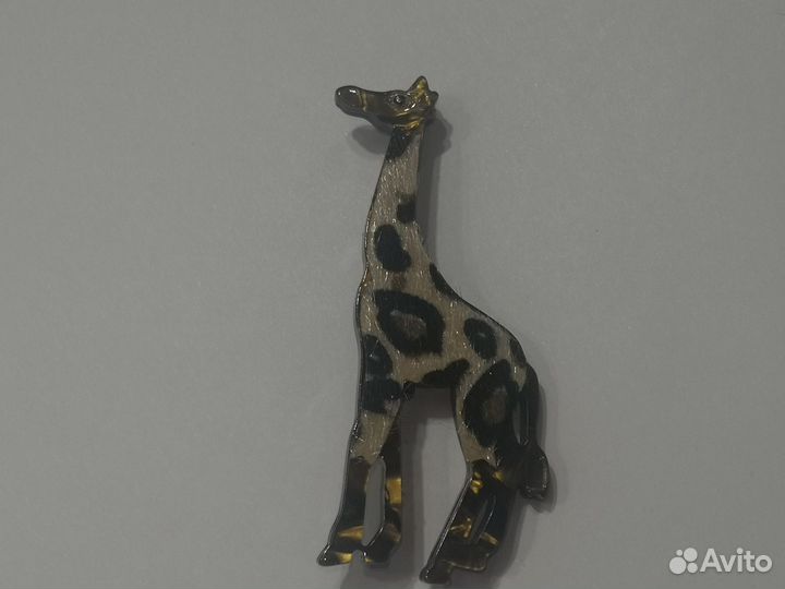Брошь пластик жираф