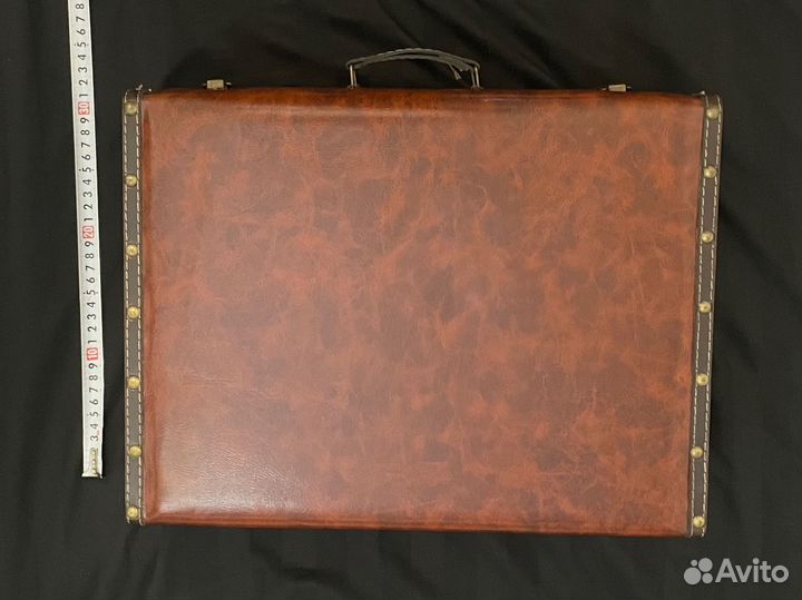 Два чемодана декоративных