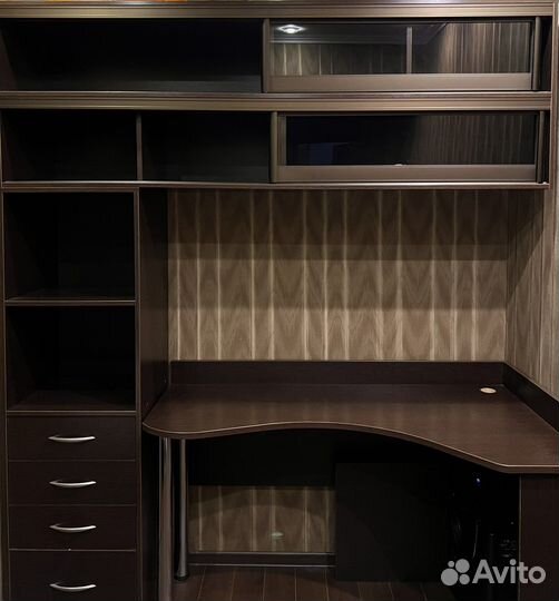 Компьютерный стол и библиотека