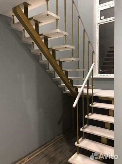 Лестница из ясеня на металлическом каркасе