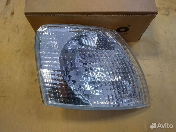 Указатель поворота Пассат Б5 белый правый