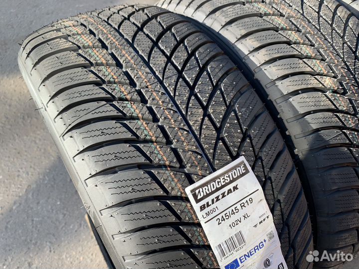 Bridgestone Blizzak LM-001 245/45 R19 102V