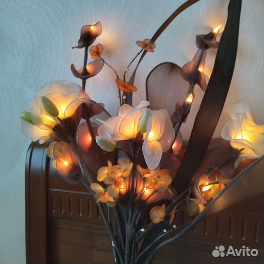 Светильник ввиде букета, лампочки в цветках