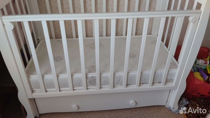 Детская кровать с маятником и ящиком