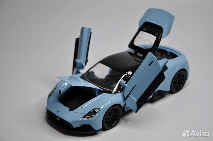 Модель автомобиля Maserati MC20 металл