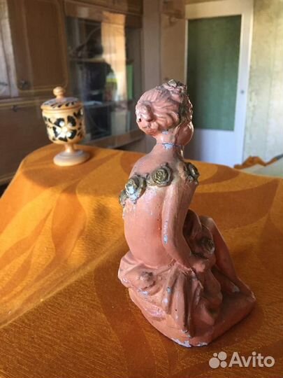 Фигурка из гипса и шкатулка из дерева