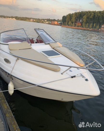 Аренда каютного катера с капитаном яхта вейкборд