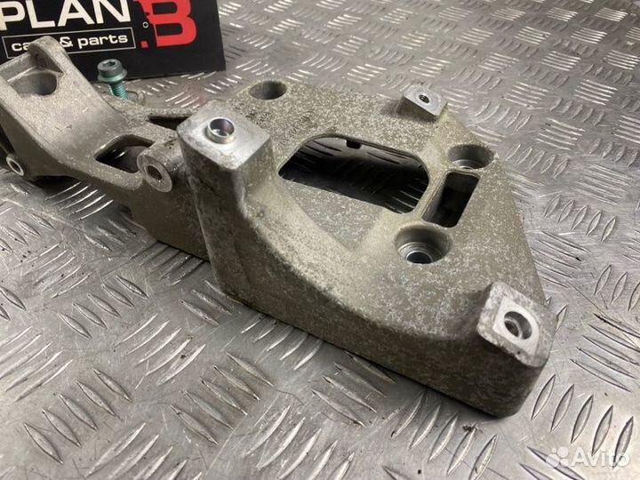 Кронштейн генератора Volkswagen Golf MK5 BVY