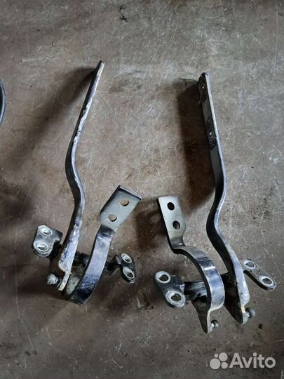 Петля крышки багажника на Porsche Cayenne