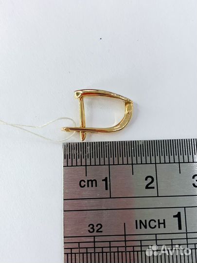 Золотые серьги с бриллиантом