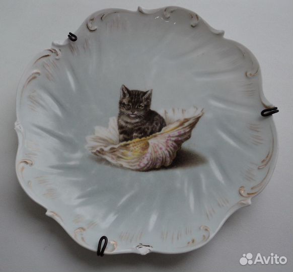 Старинная настенная фарфоровая тарелка Котик