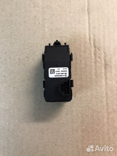 Кнопка аварийной сигнализации Mercedes W212