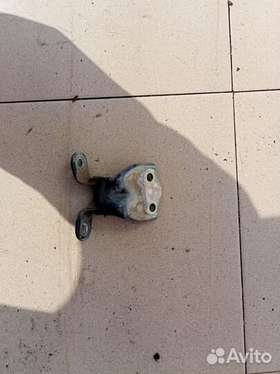 Петля двери задняя правая нижняя Hyundai Accent