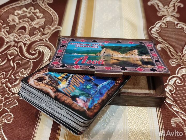 Карты игральные сувенирные в деревянной коробке