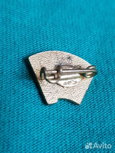 Знак.Комсомол Италии,членский.1976