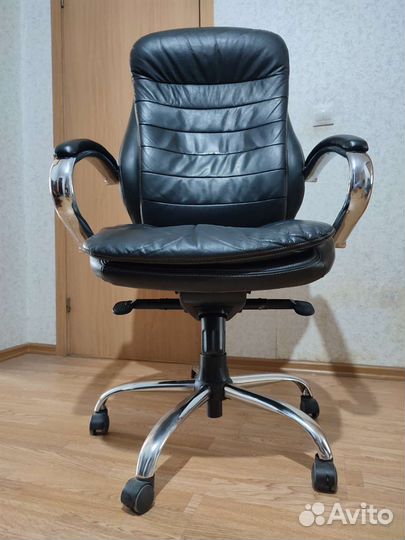Кожанное кресло руководителя