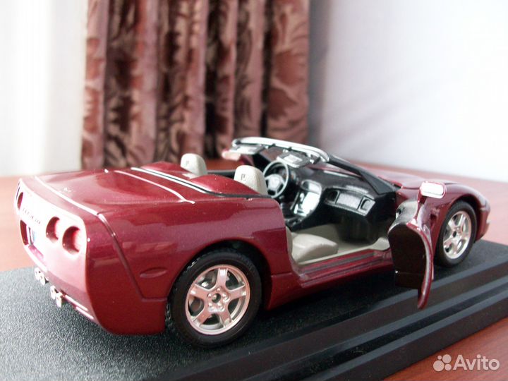 Модель Bburago 1/24 Chevrolet Corvette Convertible