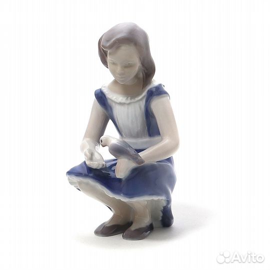 Фарфоровая фигура Девочка с голубем. Bing & Gronda