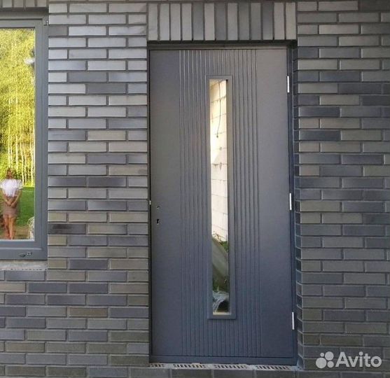 Дверь из массива входная утеплённая с окном. дс32