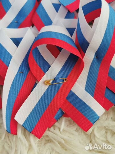 Флаг России на булавке