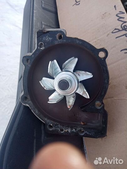 Помпа водянная с автомобиля вольвохс-90