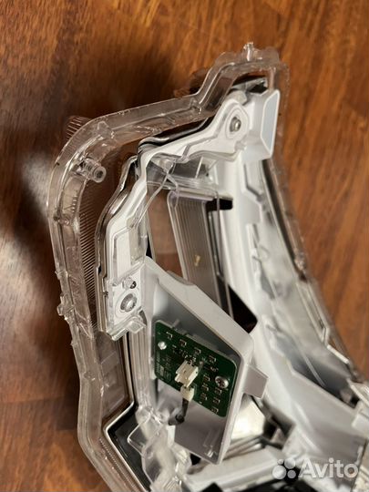 Subaru Forester SK стекло передней фары