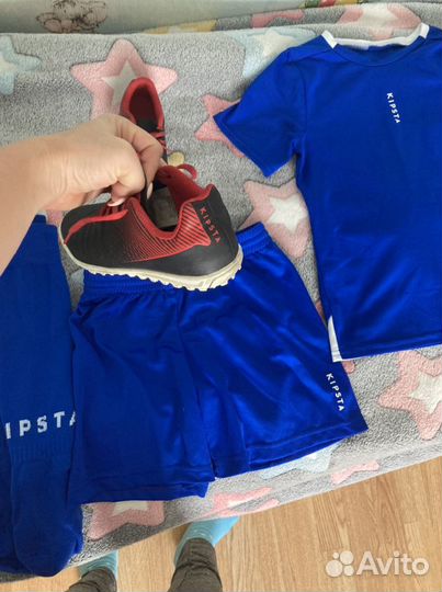 Футбольная форма на мальчика. Бутсы 28 размера