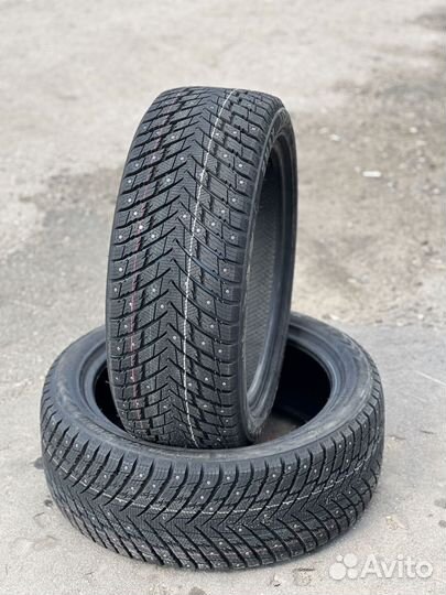 Zmax Winternova Stud II 245/40 R20 и 275/35 R20 97U